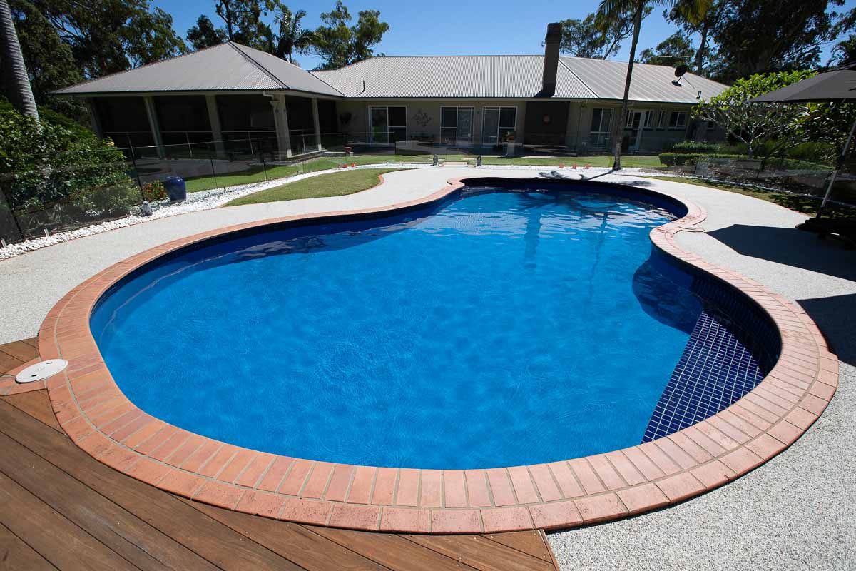 Gorgeous circular family pool maintained with leak detection service.
